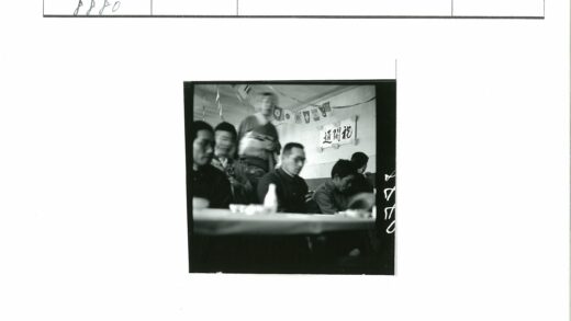 历史会议室内旗帜与横幅展示.jpg
