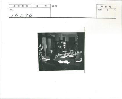历史会议室内讨论场景.jpg