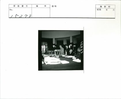 历史会议室内讨论场景.jpg