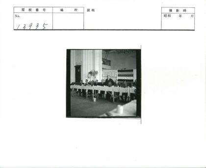历史会议室内集体讨论场景.jpg