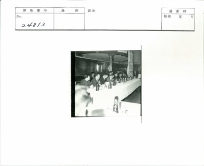 历史会议桌旁男士合影.jpg