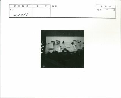 历史会议桌旁讨论场景.jpg