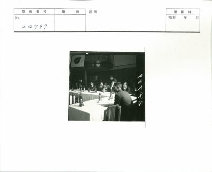 历史会议现场悬挂旗帜讨论.jpg