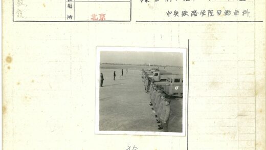 历史制服人员与老式卡车合影.jpg