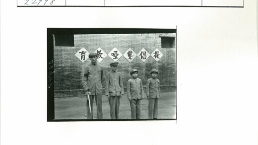历史制服人员在汉字墙前合影.jpg