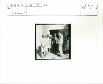 历史制服团体建筑前合影.jpg