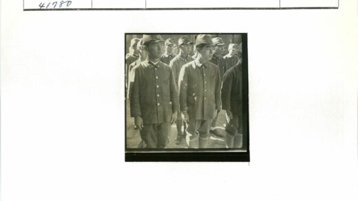 历史制服团队户外合影.jpg