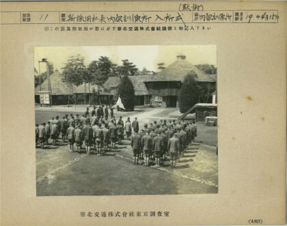 历史制服队伍在茅草屋前.jpg