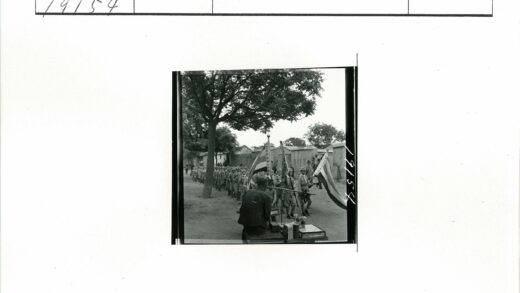 历史制服队伍树下列队行进.jpg