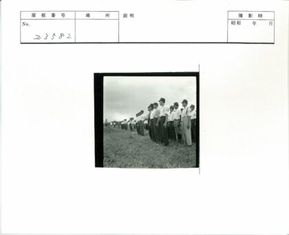 历史制服队伍草地合影.jpg