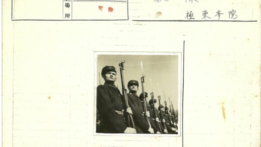 历史士兵持枪列队.jpg
