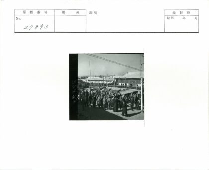 历史大炮与人群聚集场景.jpg