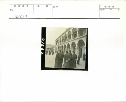 历史学者在传统建筑前合影.jpg