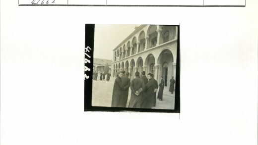 历史学者在传统建筑前合影.jpg