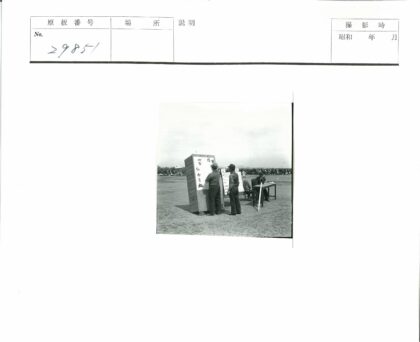 历史学者研究手写文献现场.jpg