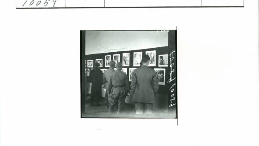 历史展览现场观众参观照片.jpg