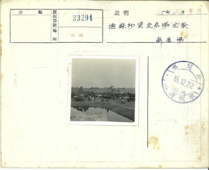 历史市场街景与反射池塘.jpg