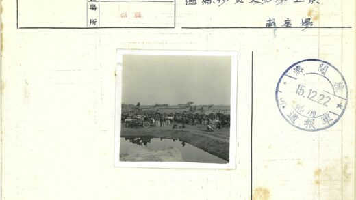 历史市场街景与反射池塘.jpg