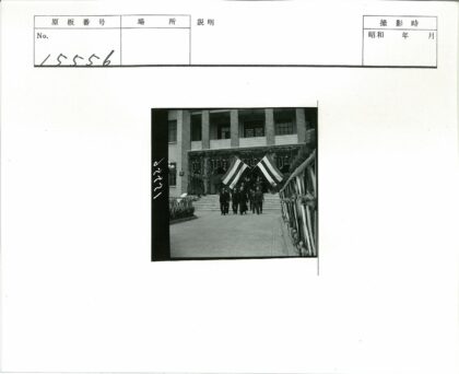 历史庆典人群走下装饰大楼台阶.jpg