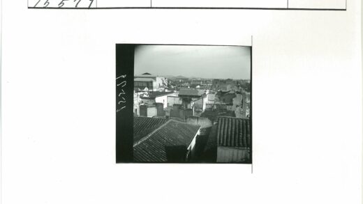 历史建筑与山脉城市全景.jpg