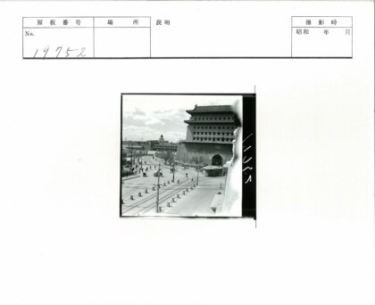 历史建筑与电车街景.jpg