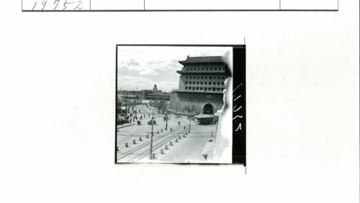 历史建筑与电车街景.jpg