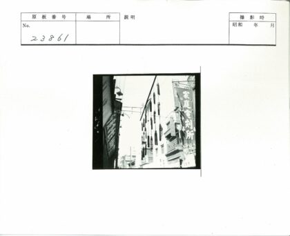 历史建筑与装饰街景.jpg