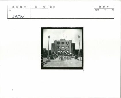 历史建筑入口与人群盛况.jpg