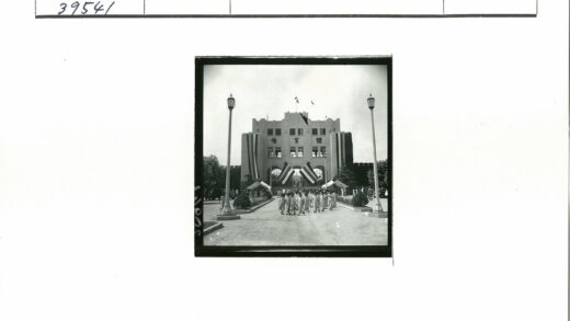 历史建筑入口与人群盛况.jpg