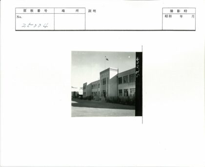 历史建筑入口与双狮雕像.jpg