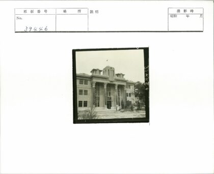 历史建筑入口与旗帜景观.jpg