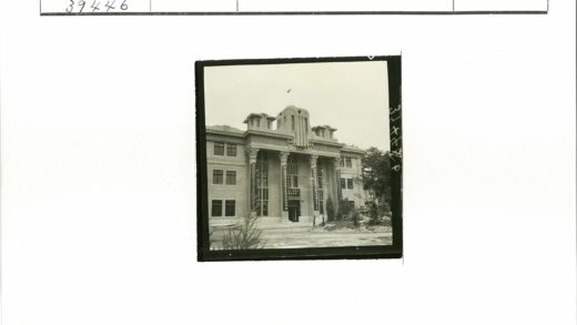 历史建筑入口与旗帜景观.jpg