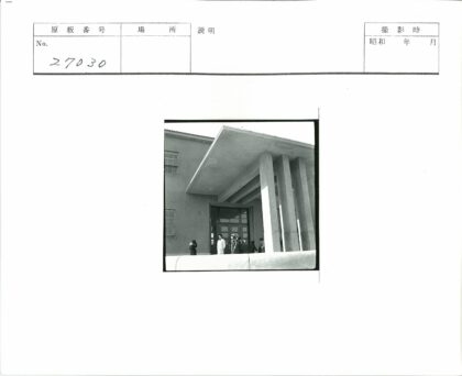 历史建筑入口人群与立柱.jpg
