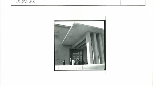 历史建筑入口人群与立柱.jpg