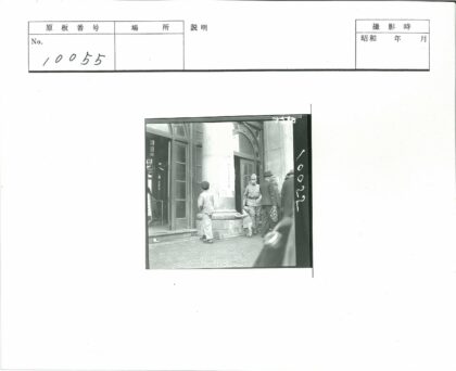 历史建筑入口人群交流.jpg