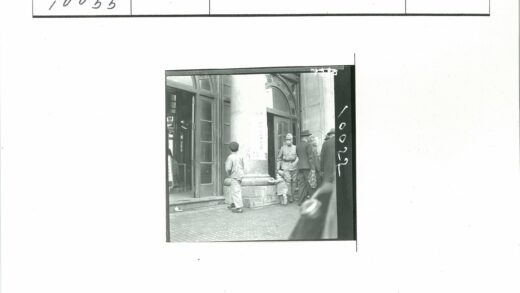历史建筑入口人群交流.jpg