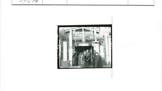 历史建筑入口人群合影.jpg