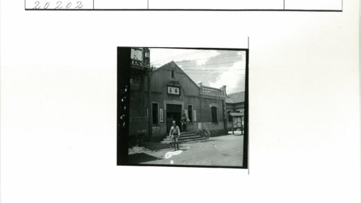 历史建筑入口士兵与自行车.jpg
