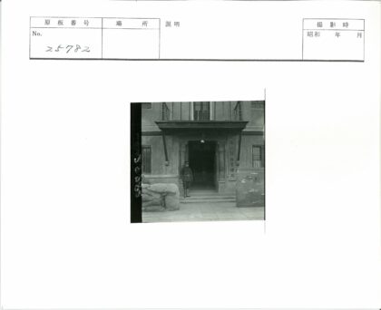 历史建筑入口守卫与沙袋.jpg
