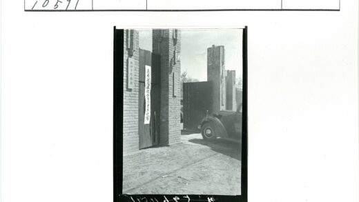 历史建筑入口的汽车.jpg