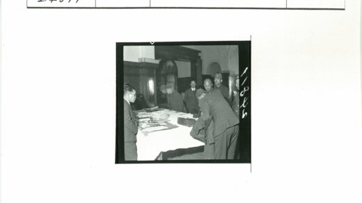 历史建筑内会议讨论场景.jpg