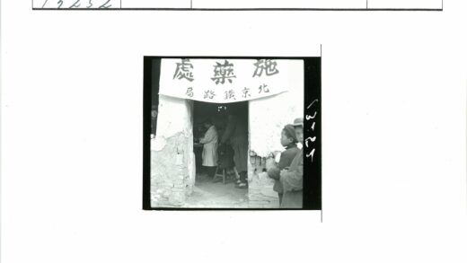 历史建筑内群众与医生集会.jpg