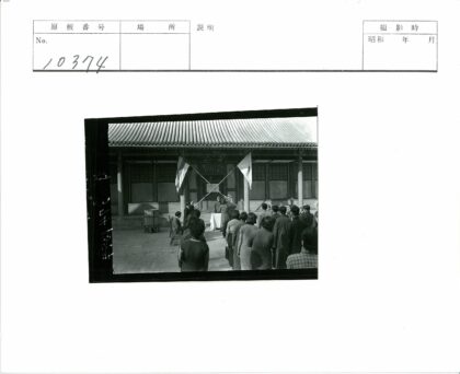 历史建筑前人群与旗帜展示.jpg