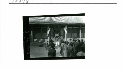 历史建筑前人群与旗帜展示.jpg