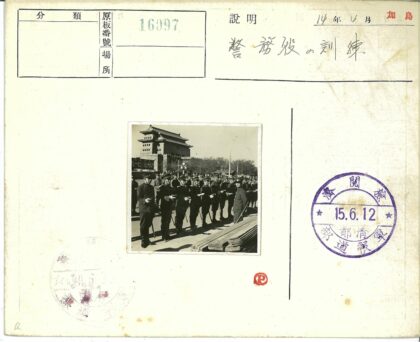 历史建筑前列队的士兵.jpg