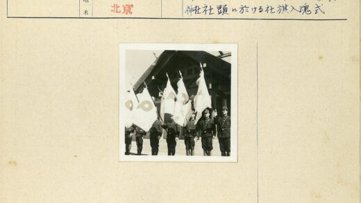 历史建筑前制服队伍举旗.jpg