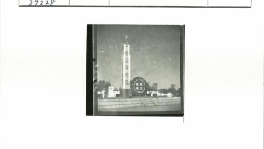 历史建筑前台阶盆栽与旗帜景观.jpg