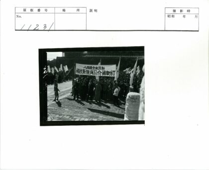 历史建筑前抗议人群与警卫对峙.jpg