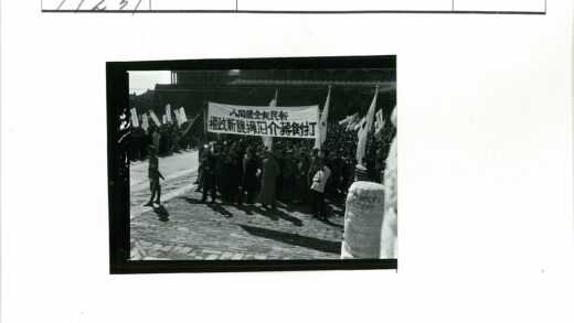 历史建筑前抗议人群与警卫对峙.jpg