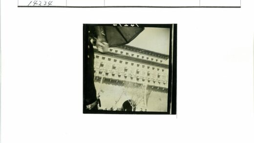 历史建筑前汉字横幅街景.jpg